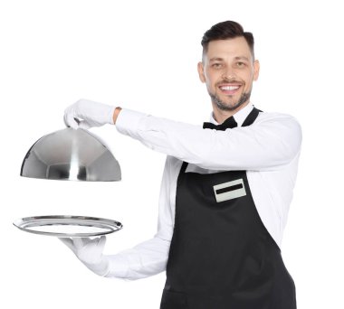 Beyaz arka plan üzerinde kapaklı metal tepsi tutarak yakışıklı garson