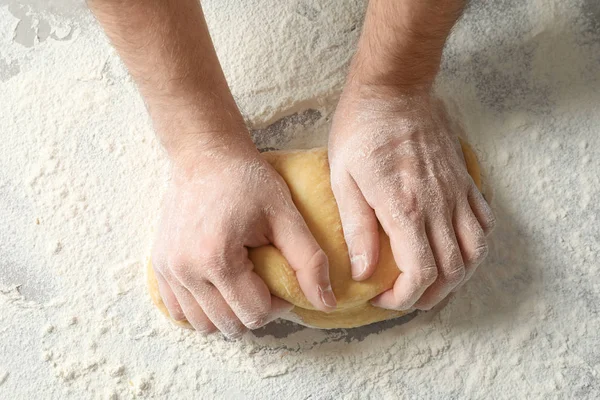 Giovanotto Impastando Pasta Pasta Tavola — Foto Stock