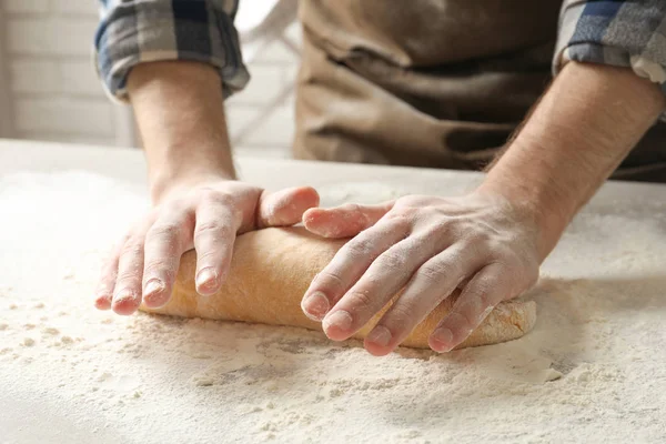 Joven Amasando Masa Para Pasta Mesa —  Fotos de Stock