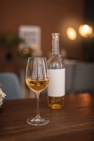 ガラスとレストランでテーブルにワインのボトル — ストック写真