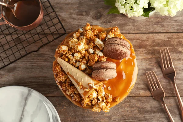 Delicious Homemade Cake Caramel Sauce Popcorn Table Top View — Stock Photo, Image