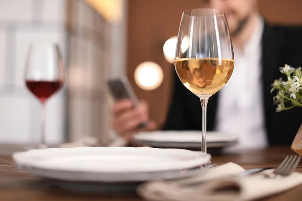 Bicchiere Vino Delizioso Uomo Sfocato Sfondo — Foto Stock