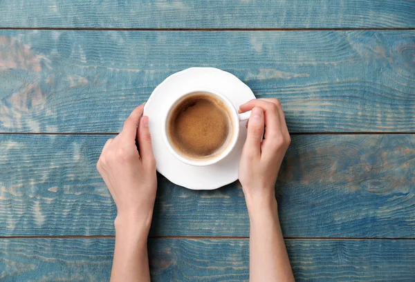 Jonge Vrouw Met Een Kopje Heerlijke Warme Koffie Houten Achtergrond — Stockfoto