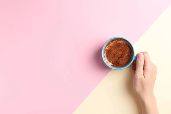 Mujer Joven Con Taza Delicioso Café Caliente Sobre Fondo Color — Foto de Stock