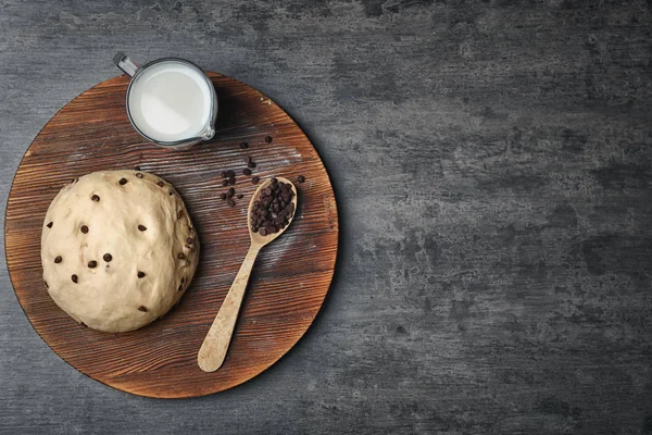 Lägenheten Låg Sammansättning Med Deg Mjölk Och Choklad Chips Grå — Stockfoto