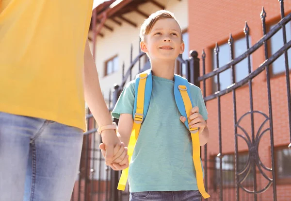 Junge Frau Bringt Ihr Kind Zur Schule — Stockfoto