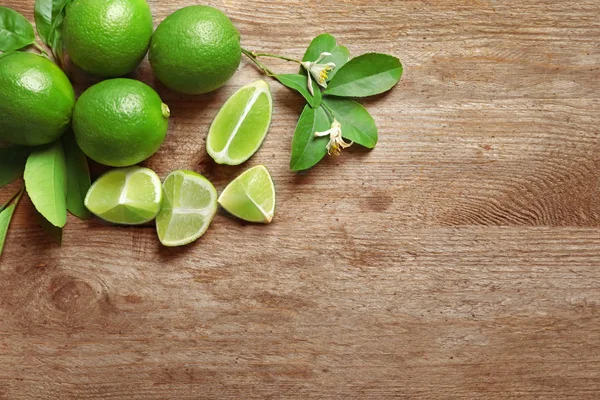 Samenstelling Met Verse Rijpe Limes Houten Achtergrond Bovenaanzicht — Stockfoto