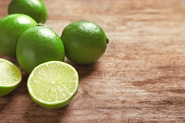 Verse Rijpe Limes Houten Tafel Citrusvruchten — Stockfoto