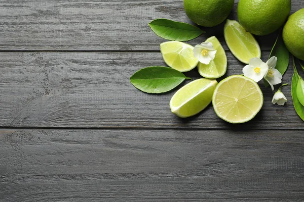 Samenstelling Met Verse Rijpe Limes Houten Achtergrond Bovenaanzicht — Stockfoto