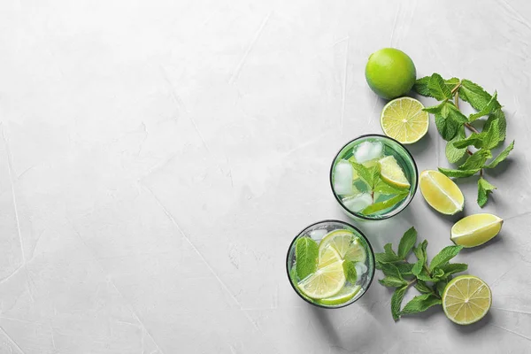 Flache Lagekomposition Mit Erfrischendem Limettengetränk Und Zutaten Auf Hellem Hintergrund — Stockfoto