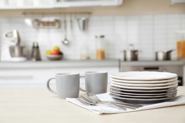 Geschirr Und Verschwommene Sicht Auf Das Kücheninterieur Hintergrund — Stockfoto