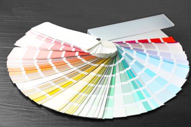 Siyah arkaplanda renk paleti örnekleri