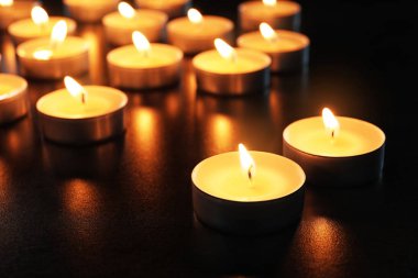 Karanlıkta yanan mumlar, yakın plan.