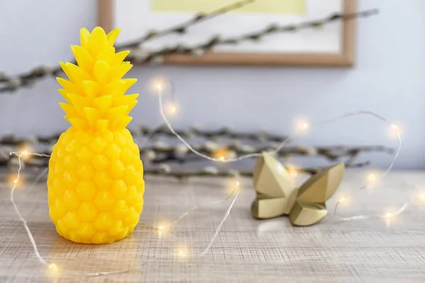 Ananaskerze Und Elektrischer Kranz Auf Dem Tisch — Stockfoto