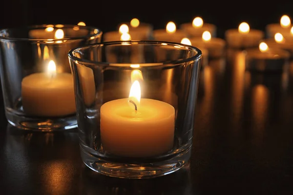 在黑暗中 蜡烛在桌上点燃 — 图库照片