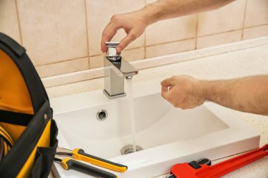 Profesyonel tesisatçı lavabo, eller closeup sabitleme