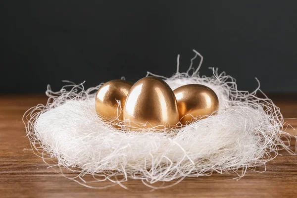 Goldene Eier Nest Auf Einem Holztisch Rentenplanung — Stockfoto