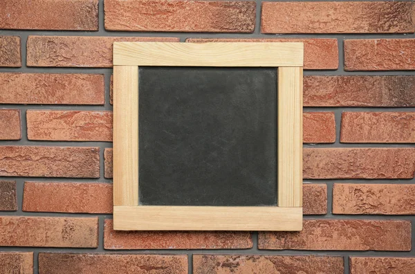 Kleine Schone Schoolbord Opknoping Bakstenen Muur — Stockfoto
