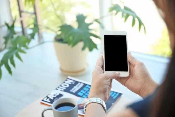 Jeune Femme Tenant Téléphone Portable Avec Écran Blanc Dans Les — Photo