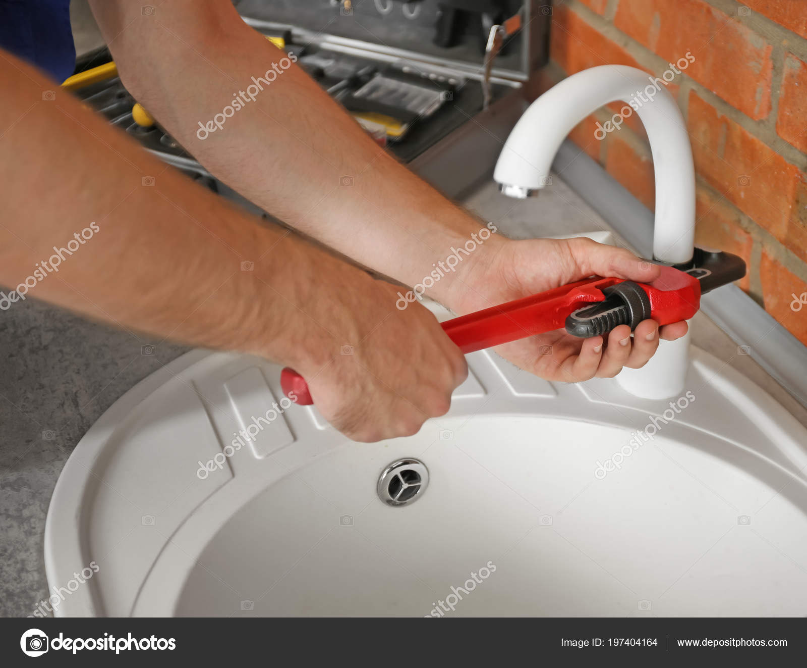 Professionelle Klempner Befestigung Waschbecken Küche Nahaufnahme ... Professionelle Klempner Befestigung Waschbecken Küche Nahaufnahme ...