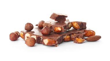 Beyaz zemin üzerine fındık ile lezzetli sütlü çikolata