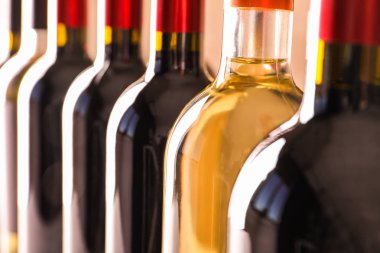 Şişe lezzetli şarap, closeup ile. Profesyonel sommelier