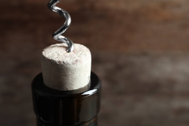 Tirbuşon bulanık arka planda, closeup ile şişe şarap açma