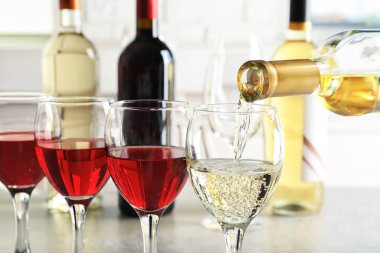 Lezzetli beyaz şarap cam tablo içine dökme