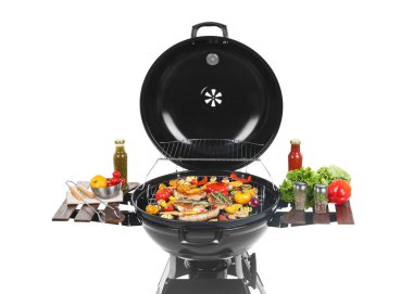 Modern Barbekü ızgara beyaz zemin üzerine lezzetli yemekler ile