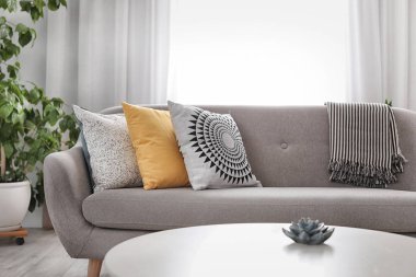 Zarif salon iç yumuşak yastık ile rahat kanepe