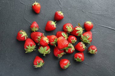 Olgun kırmızı çilek siyah arka plan, üstten görünüm