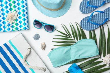 Beyaz arkaplanda plaj nesneleri ile kompozisyon