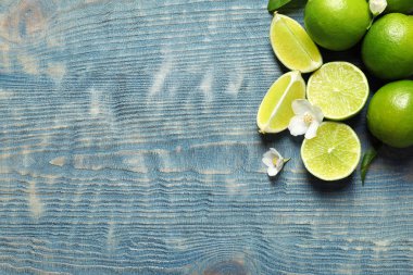 Ahşap arka plan, üstten görünüm üzerinde olgunlaşmış taze limes ile kompozisyon