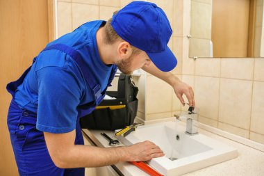 Banyo lavabo tamir üniformalı profesyonel tesisatçı