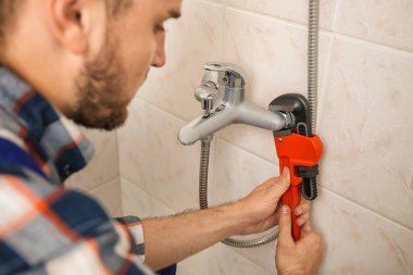 Profesyonel tesisatçı banyo musluk kapalı, closeup sabitleme