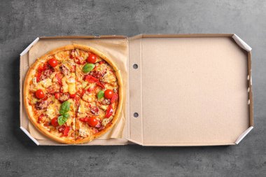 Tablo, üstten görünüm lezzetli pizza ile karton kutu