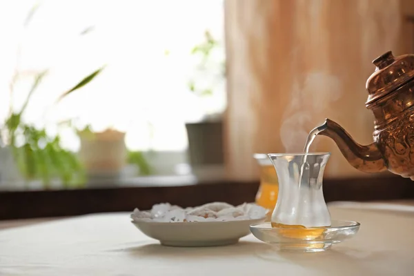 Nalewania Gorącej Herbaty Szklanki Stole — Zdjęcie stockowe