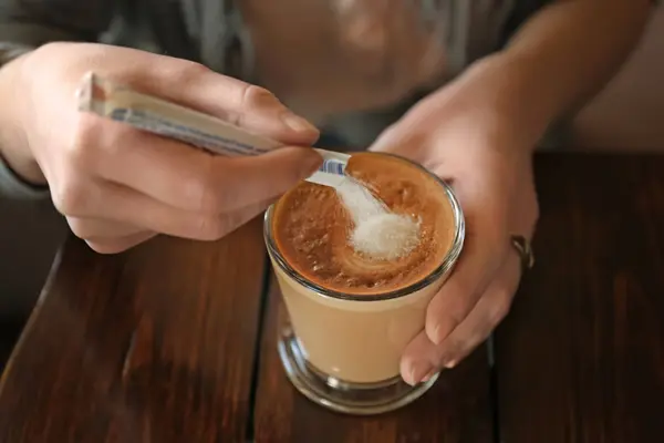 Wanita Menambahkan Gula Pada Kopi Aromatik Meja Kayu — Stok Foto