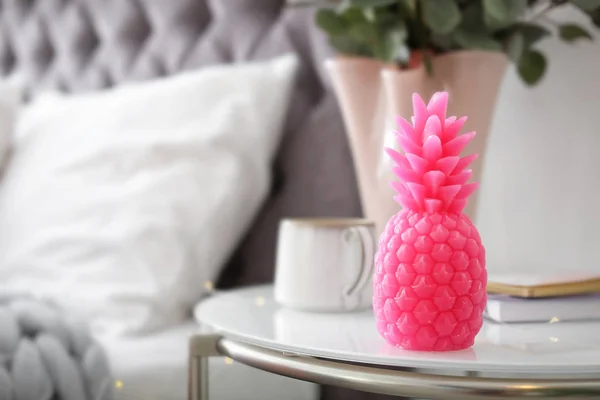 Bougie Forme Ananas Sur Table Chevet Dans Chambre — Photo