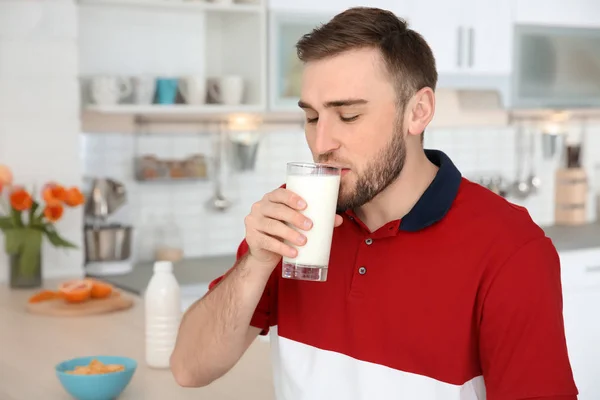 Junger Mann Trinkt Leckere Milch Hause — Stockfoto