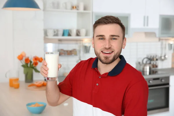 Ung Man Med Glas Välsmakande Mjölk Hemma — Stockfoto