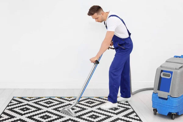 Trabajador Masculino Eliminando Suciedad Alfombra Con Aspiradora Profesional Interiores — Foto de Stock