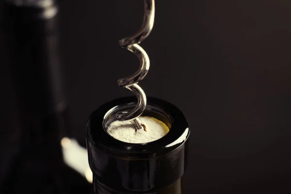 Öffnende Flasche Wein Mit Korkenzieher Auf Dunklem Hintergrund Nahaufnahme — Stockfoto