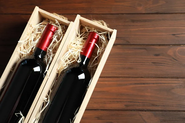 Botellas Con Delicioso Vino Tinto Cajas Sobre Fondo Madera Vista — Foto de Stock
