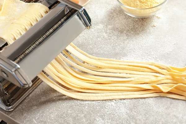 Pasta Maker Met Deeg Keukentafel — Stockfoto