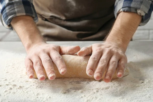 Joven Amasando Masa Para Pasta Mesa —  Fotos de Stock