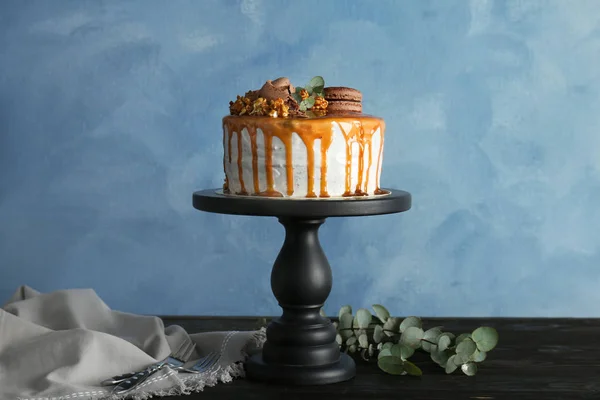 테이블에 케이크와 디저트 스탠드 — 스톡 사진
