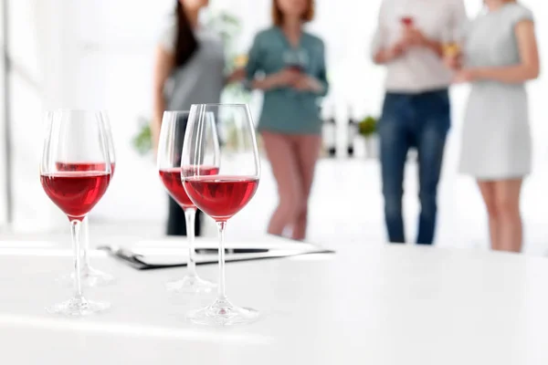 Bicchieri Con Vino Delizioso Persone Offuscate Sullo Sfondo — Foto Stock