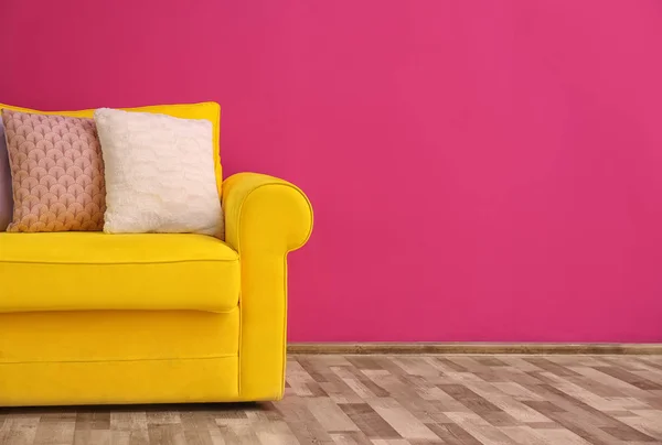 Sofá Con Diferentes Almohadas Cerca Pared Color Habitación —  Fotos de Stock