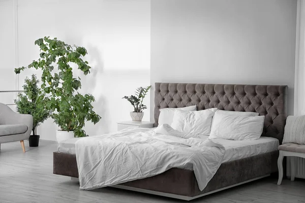 Letto Con Morbidi Cuscini Camera Elegante Interno — Foto Stock